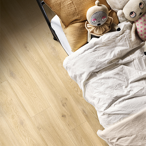 barnrum med vinyl flex-golv och en säng med nallebjörnar